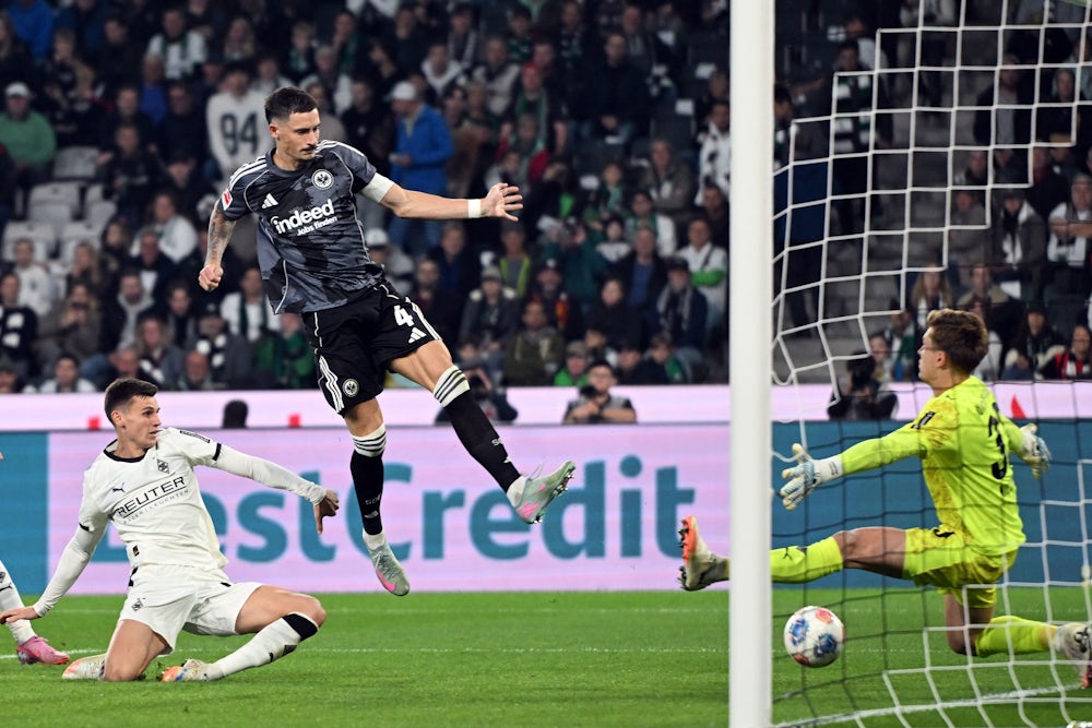 Toreschießen leicht gemacht: Eintracht-Verteidiger Robin Koch darf sich bis zur 6:0-Führung gleich zweimal in die Türschützenliste gegen Mönchengladbach eintragen.