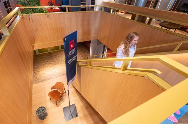 Eine neue Eingangshalle verbindet die beiden öffentlich zugänglichen Etagen der Landesbibliothek.
