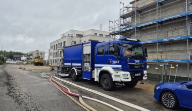 Nach den heftigen Regenfällen in Teilen Nordrhein-Westfalens gehen die Aufräumarbeiten am Mittwoch weiter. In Mönchengladbach kö