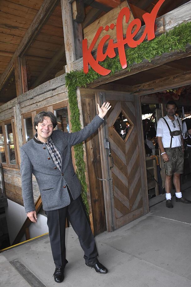 Wirt Michael Käfer vor seiner Käfer Wiesn-Schänke. (Archivbild)