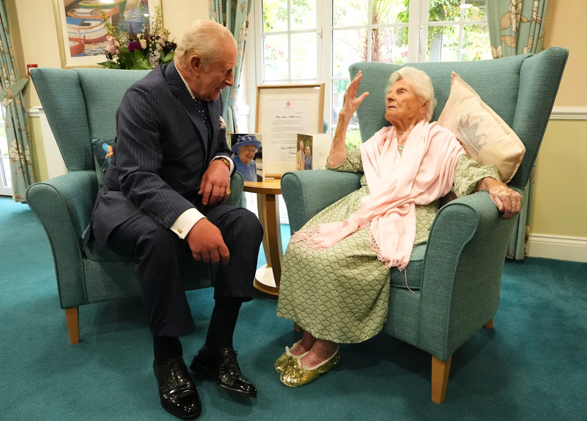 Großbritannien - König Charles trifft älteste Person der Welt - Panorama