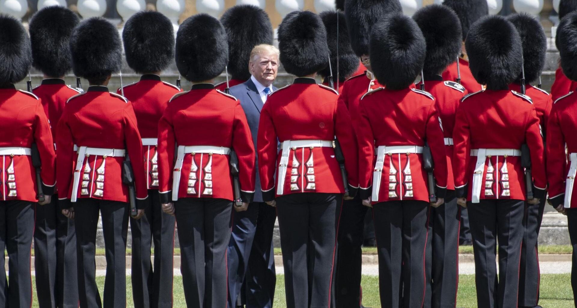 US-Präsident Donald Trump im Juni 2019 zwischen Soldaten des Buckingham Palastes.