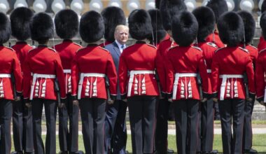US-Präsident Donald Trump im Juni 2019 zwischen Soldaten des Buckingham Palastes.
