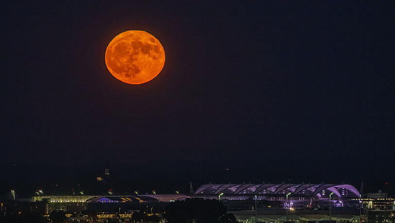 Der Vollmond am Abend über dem Flughafen München im Hallbergmoos.