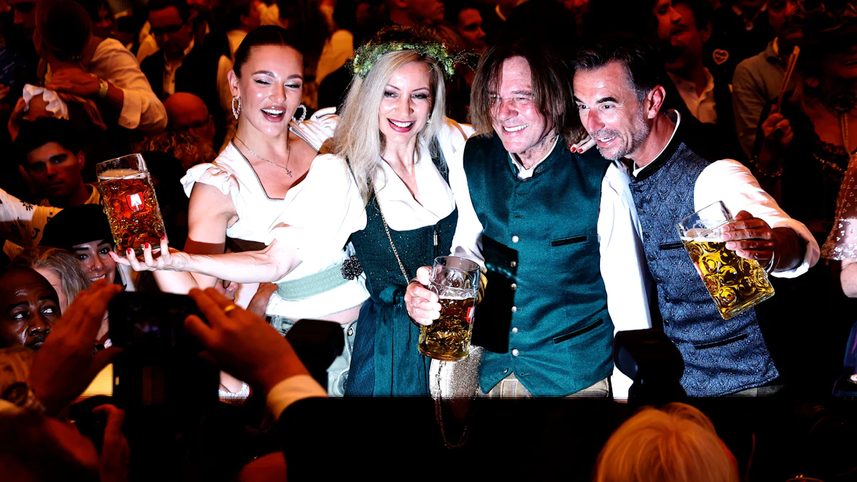Promi-Bilder vom Oktoberfest 2025: Leni Klum feiert mit Schweiger, „Maxton Hall“-Star gesichtet und Simone Thomalla knutscht - München