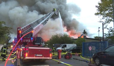 Feuerwehr warnt vor Brandgasen: Hunderte Schrott-Autos stehen in Flammen | Regional