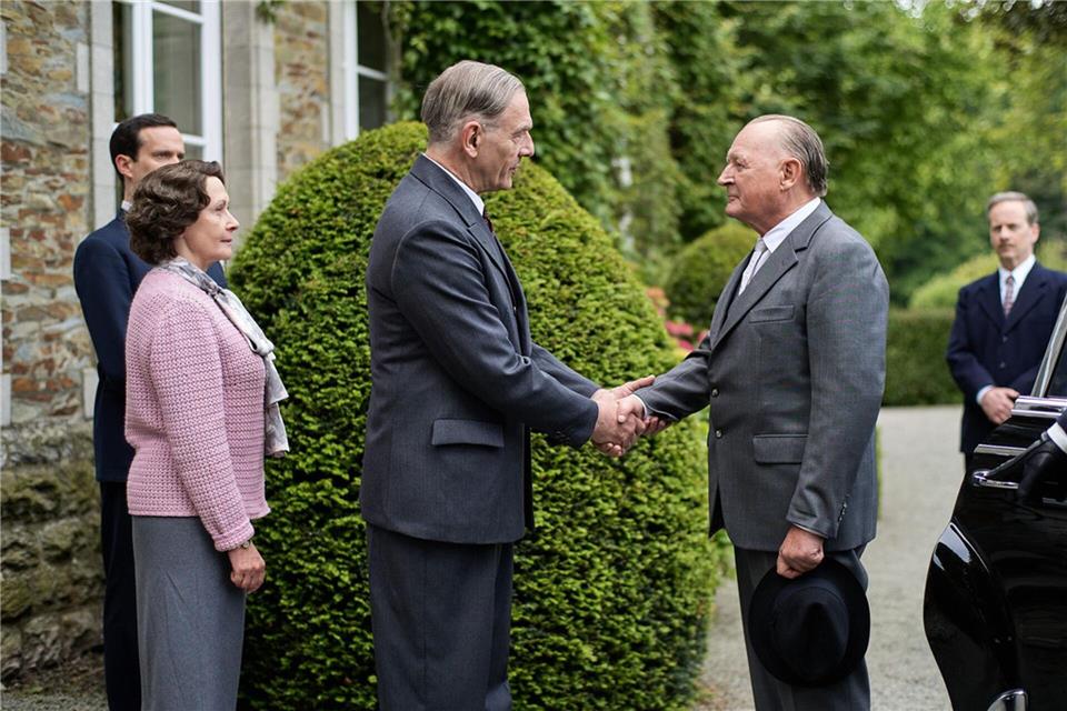 14. September 1958: Bundeskanzler Konrad Adenauer (Burghart Klaußner, 2.v.r.) und Ministerpräsident Charles de Gaulle (Jean-Yves Berteloot, M.) begegnen sich zum ersten Mal.ZDF/Nico Neefs