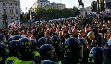 Demonstranten und Polizisten in London