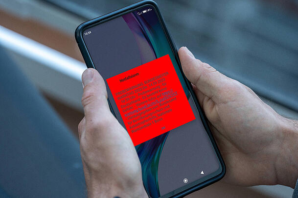 Am bundesweiten Warntag bekommen die Bürger in Bayern am 11. September bei einem Test für Notfälle, Krisen und Katastrophen um 11 Uhr Probe-Meldungen auf ihr Smartphone.