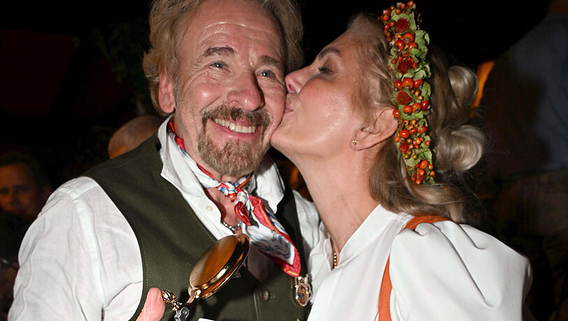 Thomas Gottschalk und Ehefrau Karina beim 189. Oktoberfest im Jahr 2024: Nach den Aussagen von Gottschalk wird er dieses Jahr wieder in demselben oder einem ähnlichen Wiesn-Outfit zu sehen sein. Dass in München schon vor dem Oktoberfest Tracht getragen wird, kritisiert der Entertainer.