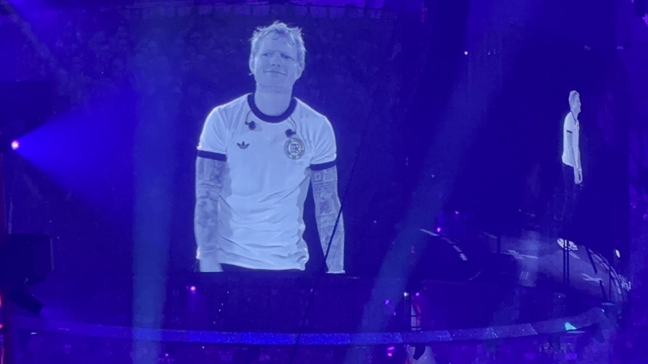 Ed Sheeran in Düsseldorf: Überraschung! Weltstar singt im DFB-Trikot | Sport