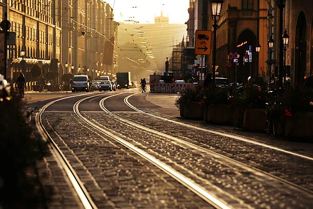 Am schönsten ist die Altstadt früh am Morgen, wenn sie sich auf den Tag vorbereitet – und die Menschenmassen, die täglich hier durchströmen. Dieses Bild hat der AZ-Fotograf Sigi Müller von der Perusastraße aufgenommen. Im Hintergrund sieht man den Landtag.