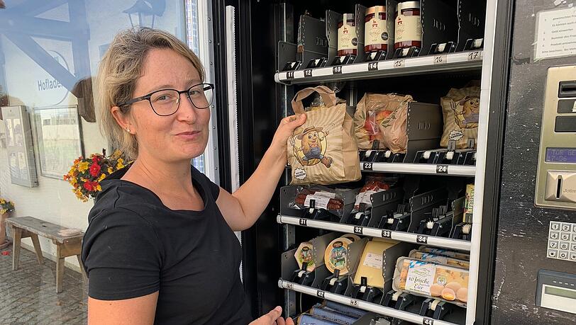 Bei Maria Eberl vom Wiesheu Hof in Johanneskirchen gibt es Kartoffeln, Eier, Fleisch und Gemüse. Auf dem Hof steht auch ein Automat.