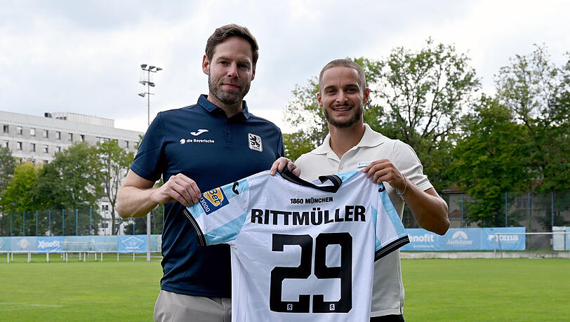 Sechzigs Sportchef Christian Werner und Neuzugang Marvin Rittmüller.