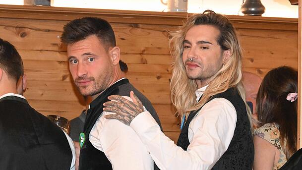 Auf der Wiesn 2024 feierte Bill Kaulitz mit seinem damaligen Flirt Marc Eggers. Mit wem er wohl in diesem Jahr anstößt?