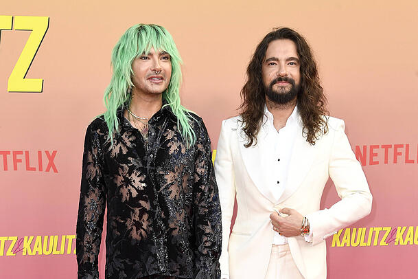 Bill Kaulitz (li.) ist für seine Feierlaune bekannt. Nun erzählt er vom "schlechten Gewissen" danach.