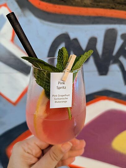 Ein Pink Spritz zum Probieren auf dem Freyheit Festival.