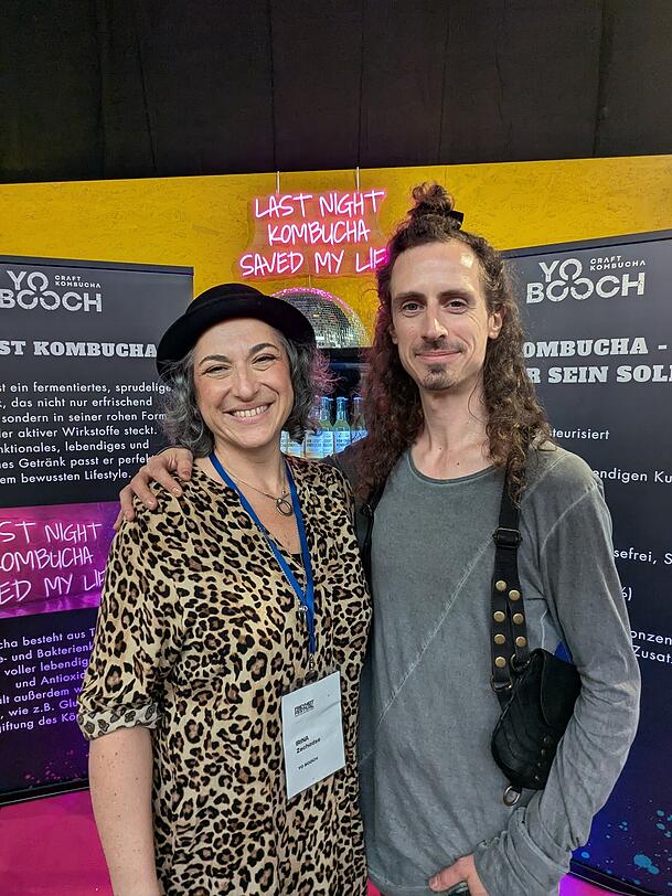 Irina Zechadse und Brahm Vaccarella. Er ist Amerikaner und trinkt schon lange Kombucha – in Deutschland ist der Trend noch nicht so verbreitet wie in seiner Heimat.