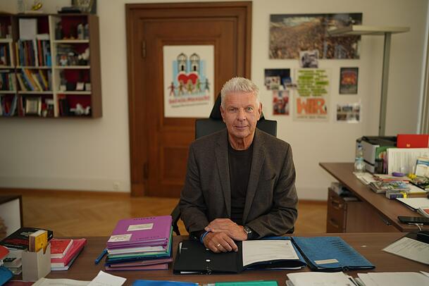 Oberbürgermeister Dieter Reiter beim Termin mit der AZ in seinem Büro am Schreibtisch.