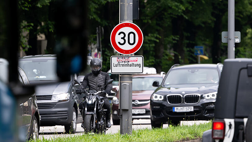 Stinkluft in München: Moosacher Straße überschreitet Grenzwert, drohen Fahrverbote?