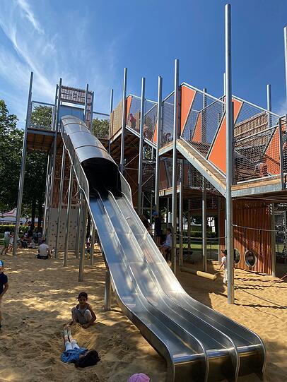 Die 7,60-Meter-Rutsche begeistert die Kinder am Spielplatz. Dass sie sich bei Hitze stark aufheizt, ist unschön. Allerdings bietet sie dann darunter auch Schatten.