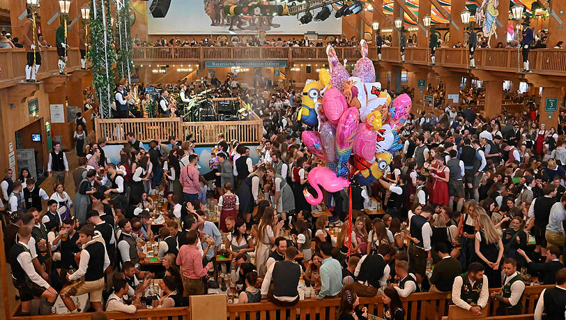 Im Schützen-Festzelt beim 189. Oktoberfest 2024 auf der Theresienwiese.
