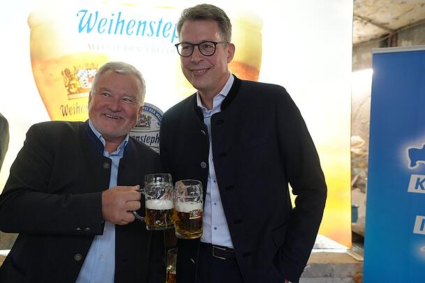 Die Staatsbrauerei Weihenstephan soll dauerhaft ans Platzl ziehen. In dem Gebäude, das in der Zuständigkeit des Ministeriums von Markus Blume (r.) liegt, entsteht ein Brauhaus. Brauereichef Josef Schrädler (l.) freut's.