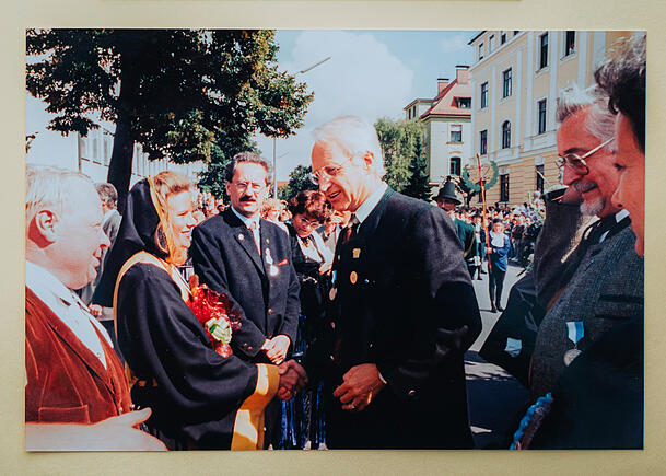 Silja Steinberg als Münchner Kindl mit Christian Ude und Edmund Stoiber.