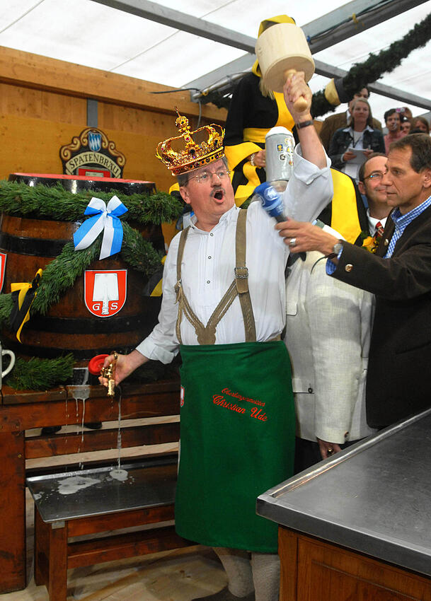 Anzapfkönig Christian Ude – hier mit Krone beim Oktoberfest 2009, als er mit nur zwei Schlägen angezapft hatte. Anzapfkönig Christian Ude – hier mit Krone beim Oktoberfest 2009, als er mit nur zwei Schlägen angezapft hatte.
