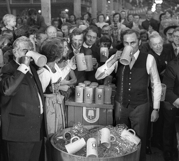 1973: Bei Georg Kronawitter rinnt das Bier aus dem Maßkrug (mit Loch!), daneben Ministerpräsident Alfons Goppel. 1973: Bei Georg Kronawitter rinnt das Bier aus dem Maßkrug (mit Loch!), daneben Ministerpräsident Alfons Goppel.
