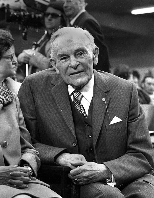 Ministerpräsident Hans Ehard: Er bekam 1950 eben nicht die erste Maß – sondern nur das erste Wiesnhendl! Ministerpräsident Hans Ehard: Er bekam 1950 eben nicht die erste Maß – sondern nur das erste Wiesnhendl!