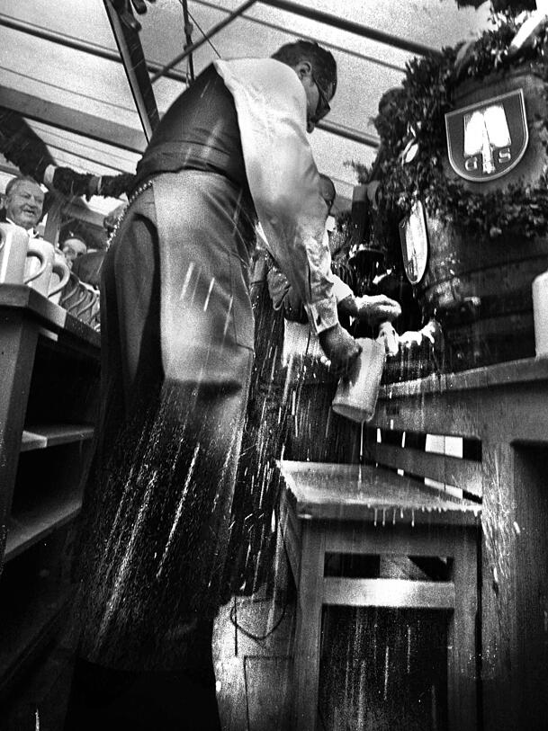 1971: OB Hans-Jochen Vogel veranstaltet ein wahres Schaumbad – und spritzt sich selbst und sämtliche Anzapfgäste pudelnass. 1971: OB Hans-Jochen Vogel veranstaltet ein wahres Schaumbad – und spritzt sich selbst und sämtliche Anzapfgäste pudelnass.