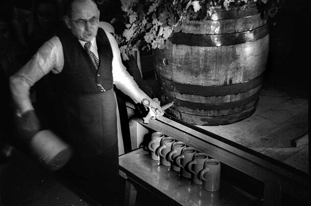 Was für ein Massaker am Zapfhahn: 17 Schläge benötigte Thomas Wimmer bei der Anzapf-Premiere 1950. Was für ein Massaker am Zapfhahn: 17 Schläge benötigte Thomas Wimmer bei der Anzapf-Premiere 1950.