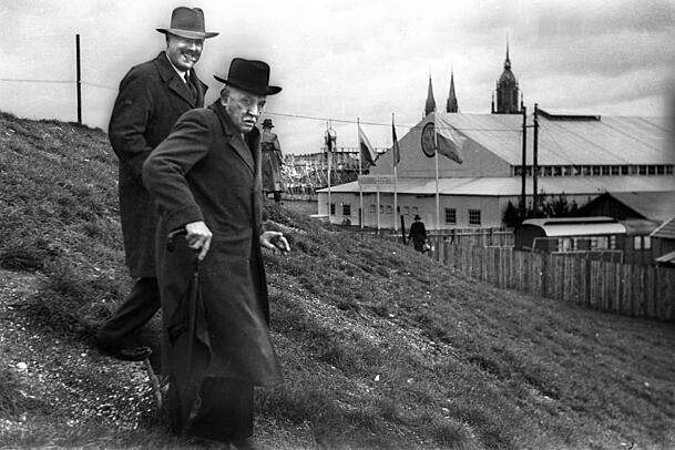 16. September 1950: Kurz vor dem ersten Anzapfen auf dem Oktoberfest stolpert ein grantiger OB Thomas Wimmer (r.) den Wiesn-Hügel hinunter. 16. September 1950: Kurz vor dem ersten Anzapfen auf dem Oktoberfest stolpert ein grantiger OB Thomas Wimmer (r.) den Wiesn-Hügel hinunter.