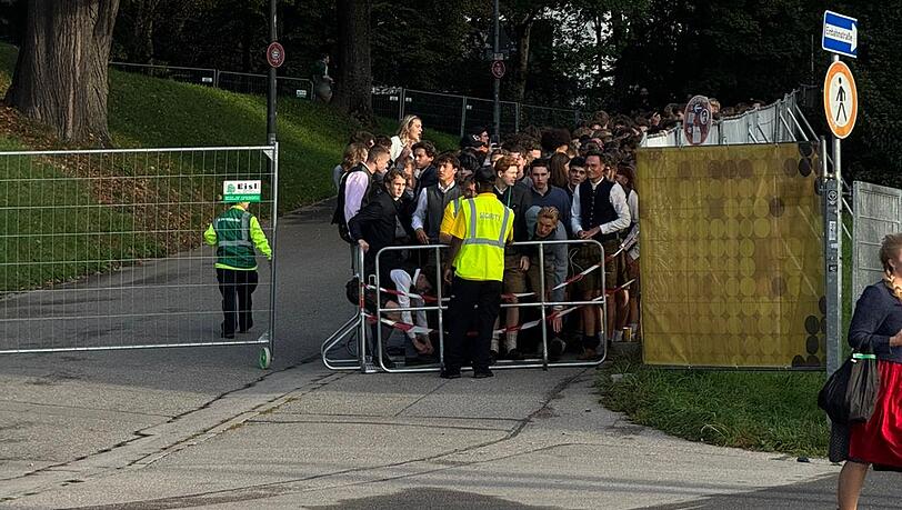 Die Wiesnbesucher warten sehnlichst darauf, dass die Tore geöffnet werden. Die Wiesnbesucher warten sehnlichst darauf, dass die Tore geöffnet werden.