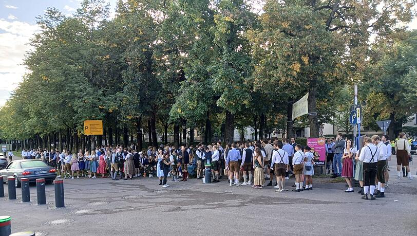 An der Poccistraße stehen sie auch schon. An der Poccistraße stehen sie auch schon.