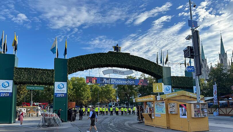 Am Haupteingang ist es (noch) leer. Die Sicherheitsleute warten auf ihren Einsatz. Am Haupteingang ist es (noch) leer. Die Sicherheitsleute warten auf ihren Einsatz.