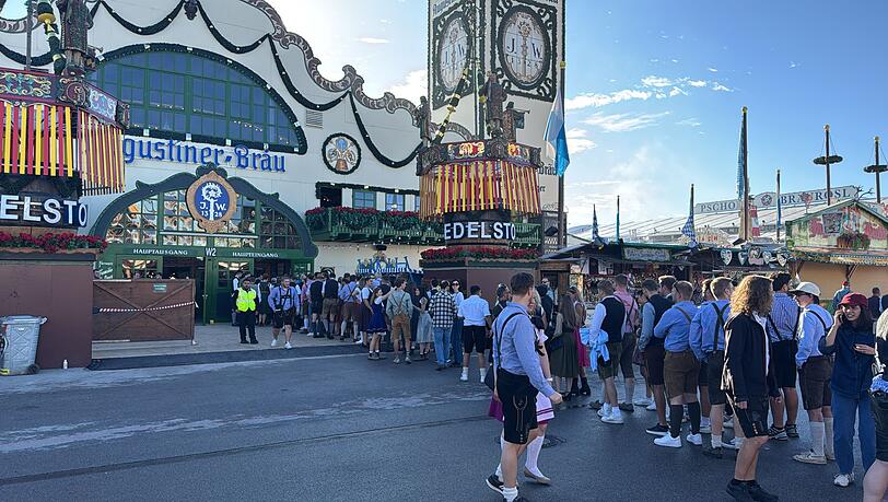 Vor dem Augustinerzelt bildet sich schon am Samstagmorgen die erste Schlange. Vor dem Augustinerzelt bildet sich schon am Samstagmorgen die erste Schlange.