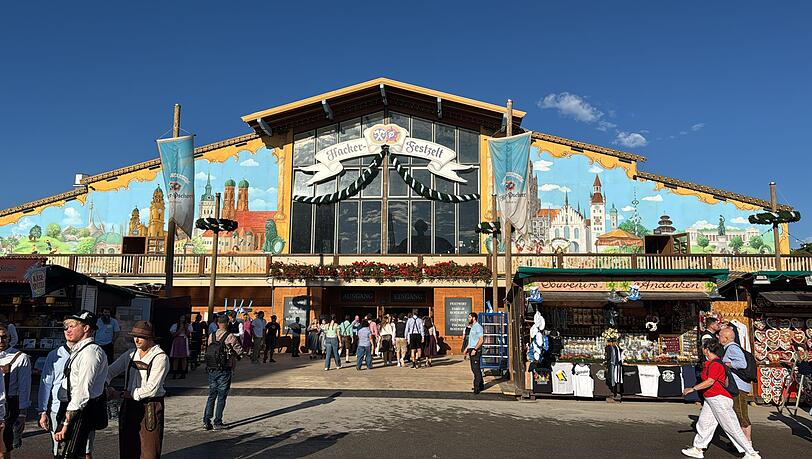 Beim Hackerzelt gegenüber geht es relativ zügig. Beim Hackerzelt gegenüber geht es relativ zügig.