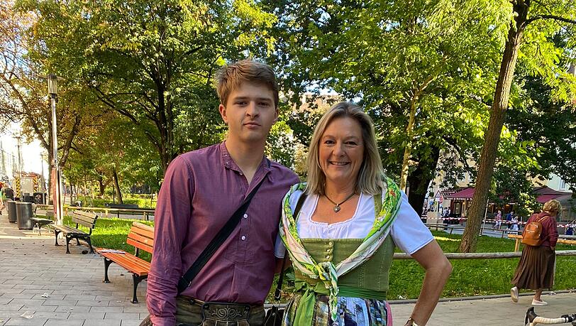 Wiesn-Stadträtin Anja Berger (Grüne) mit Sohn Lucca, bereit für den Einzug. Wiesn-Stadträtin Anja Berger (Grüne) mit Sohn Lucca, bereit für den Einzug.