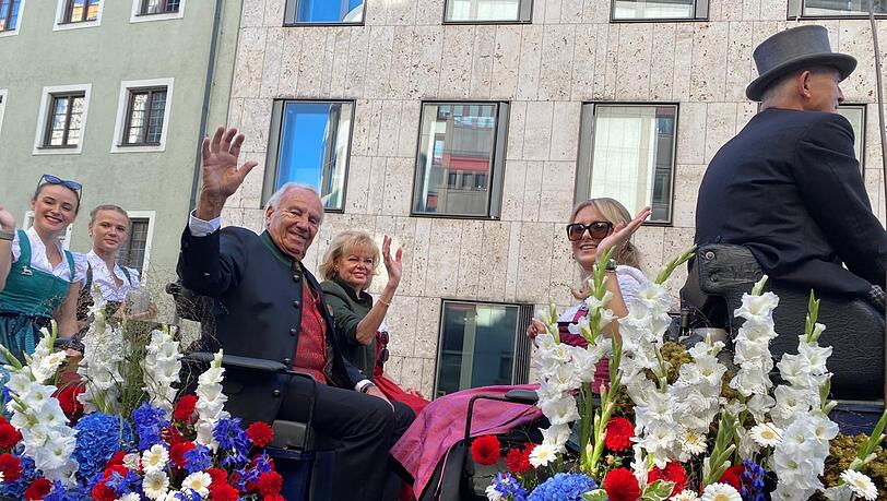 Die Steinbergs auf ihrer Kutsche beim Einzug der Wiesnwirte am Samstagmorgen, 20.9.2025. Die Steinbergs auf ihrer Kutsche beim Einzug der Wiesnwirte am Samstagmorgen, 20.9.2025.
