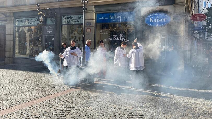 Die Ministranten vom Alten Peter geizen nicht mit Weihrauch. Die Ministranten vom Alten Peter geizen nicht mit Weihrauch.