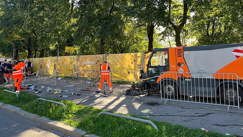 Erste Reinigungsrunde vor den Eingängen. Erste Reinigungsrunde vor den Eingängen.