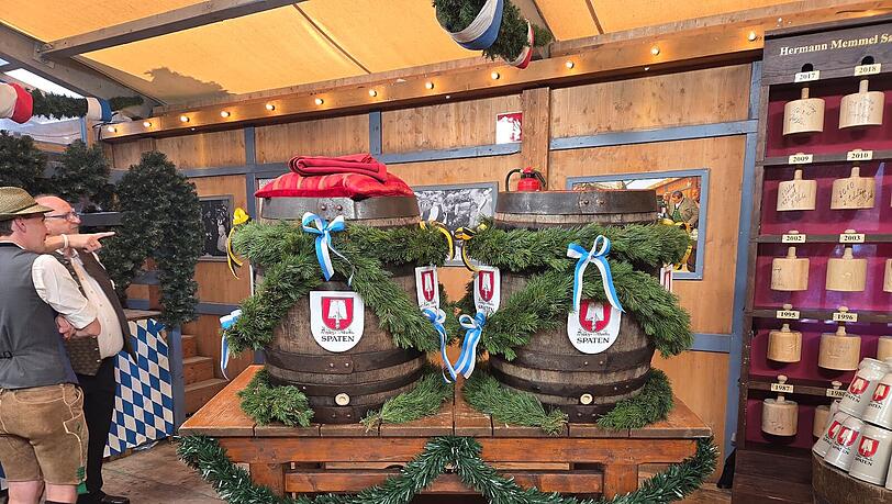 Die festlich geschmückten Fässer stehen bereit fürs Anzapfen um 12 Uhr. Die festlich geschmückten Fässer stehen bereit fürs Anzapfen um 12 Uhr.