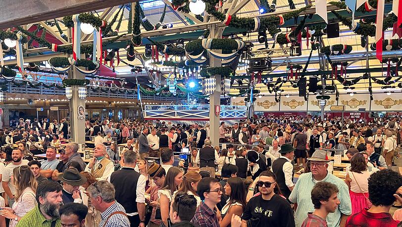 Das Schottenhamel-Festzelt füllt sich langsam. Das Schottenhamel-Festzelt füllt sich langsam.