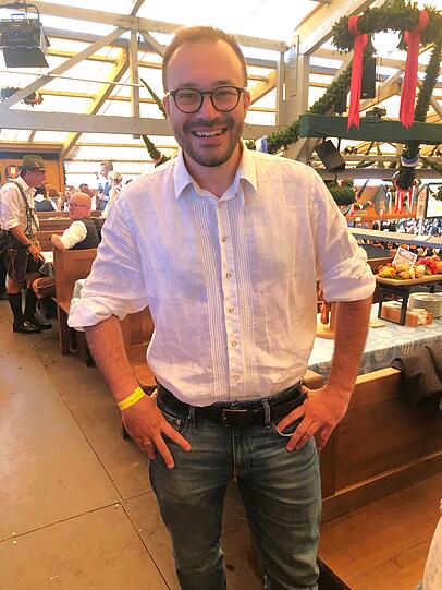 Der Münchner SPD-Chef Christian Köning beim Anstich im Schottenhamel-Zelt. Der Münchner SPD-Chef Christian Köning beim Anstich im Schottenhamel-Zelt.