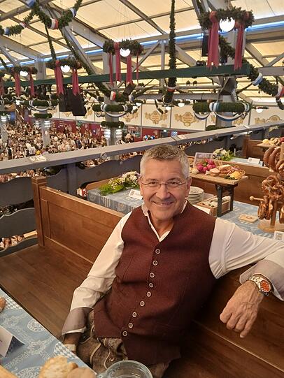 FC Bayern-Präsident Herbert Hainer in der Ratsboxe. FC Bayern-Präsident Herbert Hainer in der Ratsboxe.