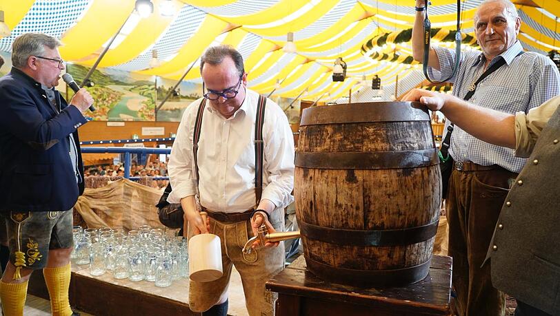 CSU-OB-Kandidat Clemens Baumgärtner hat in der Fischer Vroni angezapft. Links: CSU-MdL Josef Schmid. CSU-OB-Kandidat Clemens Baumgärtner hat in der Fischer Vroni angezapft. Links: CSU-MdL Josef Schmid.