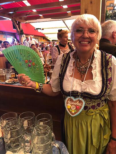 Die Grüne Bundestagsabgeordnete Claudia Roth ist immer wieder gerne am Oktoberfest. Die Grüne Bundestagsabgeordnete Claudia Roth ist immer wieder gerne am Oktoberfest.