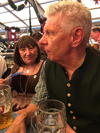 OB Dieter Reiter und seine Frau Petra (l.) nach dem Anstich im Schottenhamel-Zelt. OB Dieter Reiter und seine Frau Petra (l.) nach dem Anstich im Schottenhamel-Zelt.